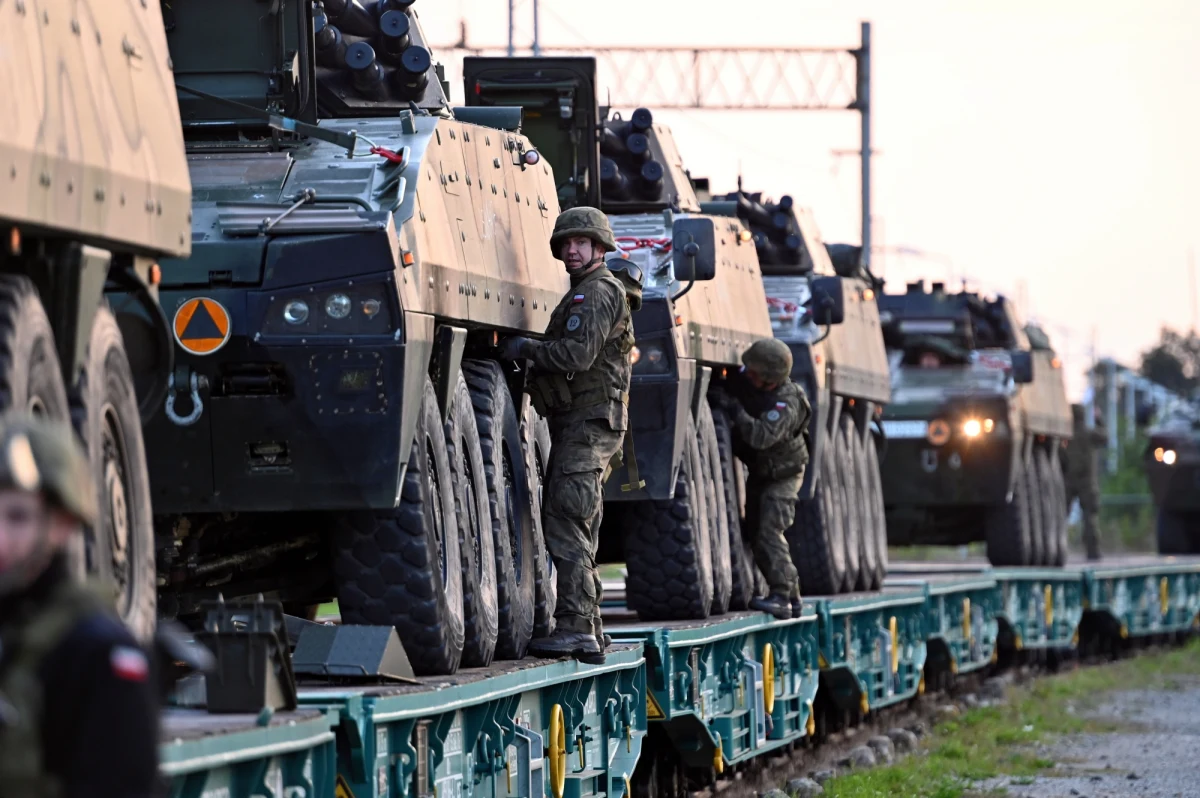 Kilka tysięcy żołnierzy z północy i zachodu kraju jedzie na manewry na Podkarpaciu. Na drogach będzie można napotkać kolumny wojskowych pojazdów, przewożące ciężki sprzęt, taki jak transportery opancerzone, czy moździerze. Jadą na poligon w Nowej Dębie.