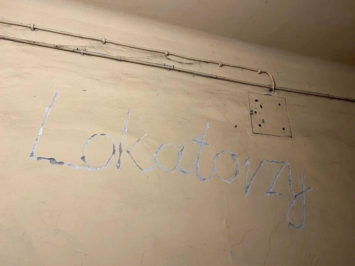 Młodzi artyści przejęli porzucony dom na Podgórzu w Krakowie  i przez najbliższe 5 tygodni będą jego nowymi lokatorami. Zwiedzającym opowiedzą o swoich lękach, przeszłości i marzeniach. Ożywią także stary, rozsypujący się budynek, który kiedyś był domem rodzinnym jednej z artystek - Kamili Stovrag, która jest pomysłodawczynią projektu. 