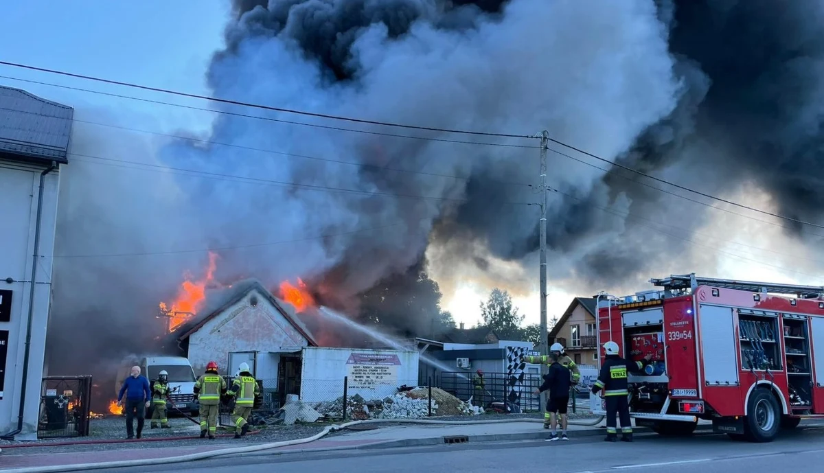 Kilkanaście zastępów straży pożarnej walczyło z pożarem sklepu i magazynu z częściami motoryzacyjnymi przy ul. Bielskiej w Jasienicy koło Bielska Białej. Informację o pożarze dostaliśmy na Gorącą Linię w RMF FM. 