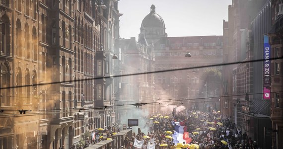 ​Dziesiątki tysięcy ludzi wzięło udział w Amsterdamie w marszu protestacyjnym przeciwko restrykcjom wprowadzonym w związku z pandemią koronawirusa. W biurze rzecznika policji powiedziano PAP, że była to "największa demonstracja od wybuchu pandemii Covid-19".


