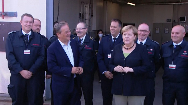 Angela Merkel, wraz z premierem i kandydatem na kanclerza CDU, Arminem Laschetem odwiedziła obszary Niemiec dotknięte poważną powodzią w Nadrenii Północnej-Westfalii w lipcu ubiegłego roku. Jednym z punktów wizyty było spotkanie z przedstawicielami lokalnej straży pożarnej.