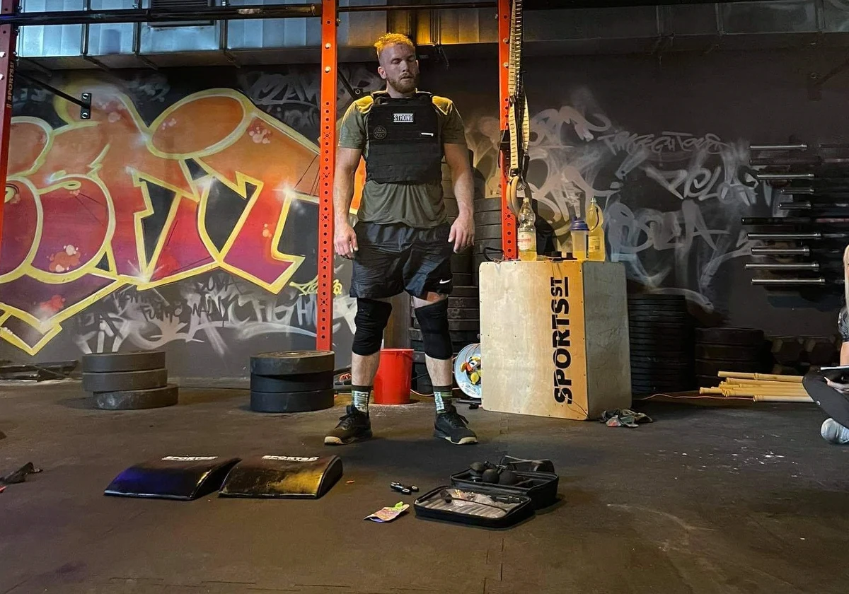 Ponad 62 kilometry biegu, 1901 podciągnięć, 3800 pompek i 5700 przysiadów w ciągu doby zrobił Piotr Surowczyk z Krakowa - trener i zawodnik Crossfitu. Tym samym pobił rekord świata w crosfitowym treningu o nazwie Murph. 