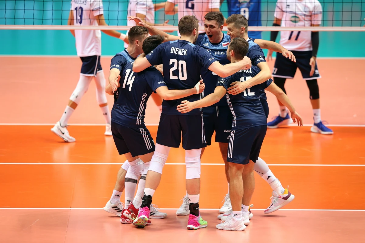 Reprezentacja Polski siatkarzy odniosła trzecie zwycięstwo w trakcie mistrzostw Europy. Biało-czerwoni pokonali Greków 3:1 (25:15, 25:22, 20:25, 26:24), ale nie można powiedzieć, że była to łatwa wygrana. Choć gospodarze rozpoczęli mecz w rezerwowym składzie, to ze względu na problemy Biało-czerwonych na boisku musiał się pojawić m.in. Wilfredo Leon. Zwycięstwo dało Polakom pozycję lidera w grupie A.