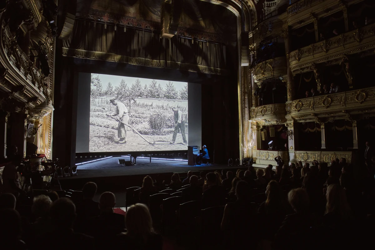 W jury Polskich Filmów Fabularnych znalazły się trzy niezwykle utalentowane kobiety. Fiona Weir, reżyserka castingu filmów o przygodach Harrego Pottera, Helena Coan, doskonała dokumentalistka i Tonia Mishiali, która od lat w centrum swoich filmów stawia kobiety i ich problemy. Jurorki obejrzą 11 polskich filmów i zdecydują do kogo trafi 100 000 PLN – nagroda Dominika Kulczyk Productions. 