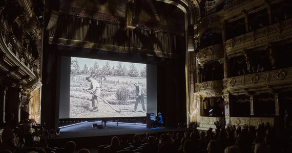 W jury Polskich Filmów Fabularnych znalazły się trzy niezwykle utalentowane kobiety. Fiona Weir, reżyserka castingu filmów o przygodach Harrego Pottera, Helena Coan, doskonała dokumentalistka i Tonia Mishiali, która od lat w centrum swoich filmów stawia kobiety i ich problemy. Jurorki obejrzą 11 polskich filmów i zdecydują do kogo trafi 100 000 PLN – nagroda Dominika Kulczyk Productions. 