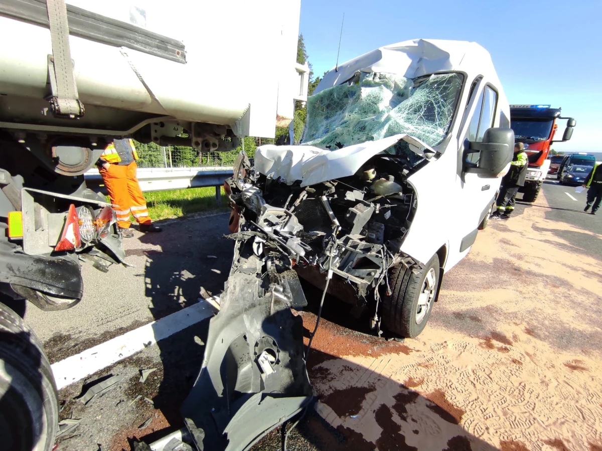 Samochód ciężarowy zderzył się z busem na S7 na wysokości Skarżyska-Kamiennej - podała Generalna Dyrekcja Dróg Krajowych i Autostrad. Ranne zostały cztery osoby z Białorusi.


