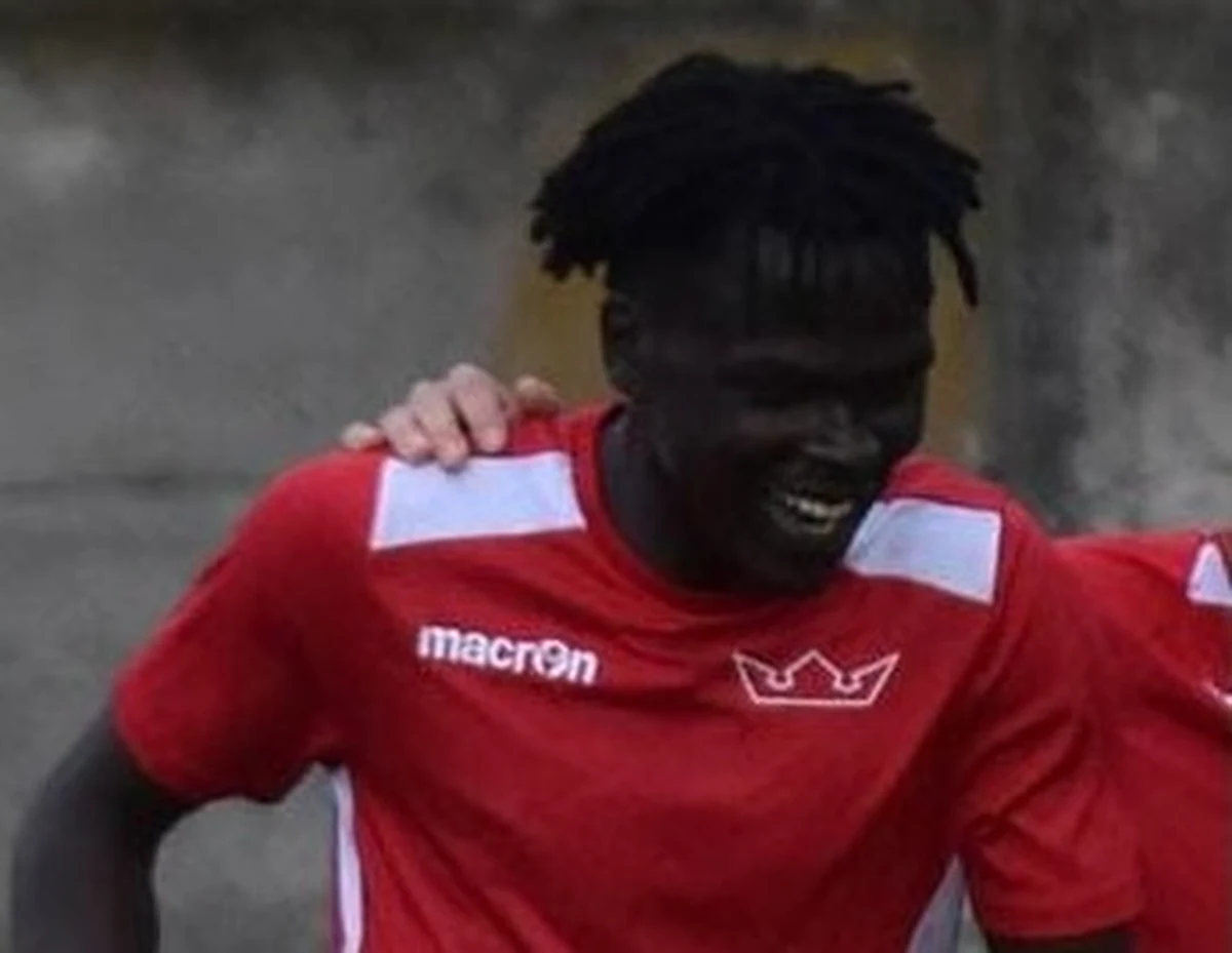 Policja szuka sprawców pobicia czarnoskórego piłkarza w Poznaniu. Zdarzenie miało miejsce w sobotę w centrum miasta. Sportowiec trafił do szpitala. Według klubu, obrażenia zagrażają życiu mężczyzny, ale policja temu zaprzecza. 