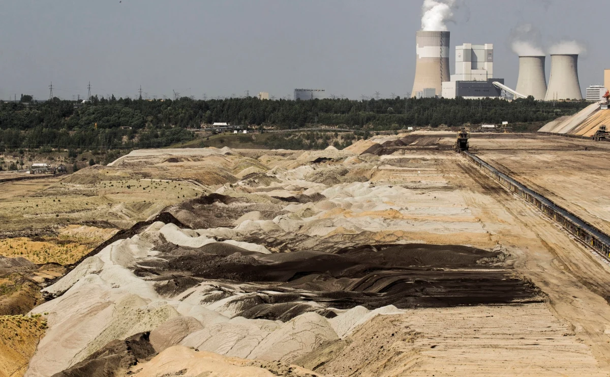 ​Wystąpiłem do MSWiA z wnioskiem o zmianę granic Kleszczowa na rzecz gm. Bełchatów - poinformował w piątek wojewoda łódzki Tobiasz Bocheński. Zmiana ma dotyczyć obrębu, na którym działa Elektrownia Bełchatów i oznaczałaby znaczne zmniejszenie dochodów najbogatszej gminy w kraju.