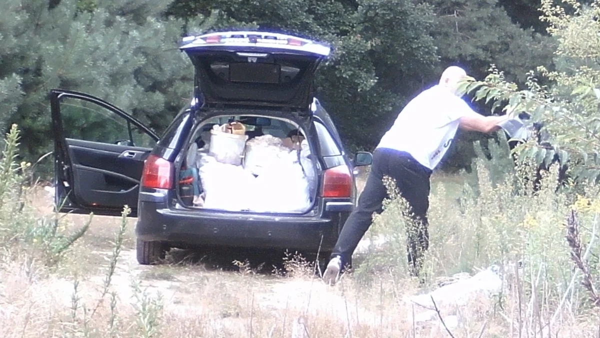 ​W Nadarzynie w lasach postawiono fotopułapki, które mają robić zdjęcia osobom, które wyrzucają tam śmieci. Jak poinformował wójt gminy, w ostatnim czasie udało się dzięki temu ukarać dwie osoby.