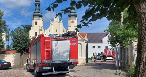 33-letni bezdomny przyznał się do spowodowania pożaru w zabytkowym klasztorze w Warcie (woj. łódzkie). Pijany mężczyzna zasnął z papierosem w konfesjonale. Spaliło się tylko siedzisko - podała w poniedziałek rzeczniczka sieradzkiej policji Agnieszka Kulawiecka.