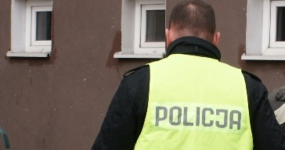 Policjanci z Elbląga zatrzymali 22-latka poszukiwanego do odbycia kary za przestępstwo - przekazała warmińsko-mazurska policja. Mężczyzna, żeby uniknąć zatrzymania, schował się w wersalce, w której utknął.