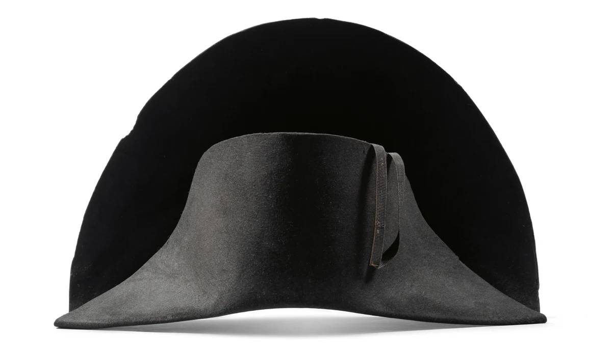 Na aukcję trafi kapelusz, który był noszony przez Napoleona. Fakt, że kapelusz należał do Bonapartego, potwierdziły badania DNA. 