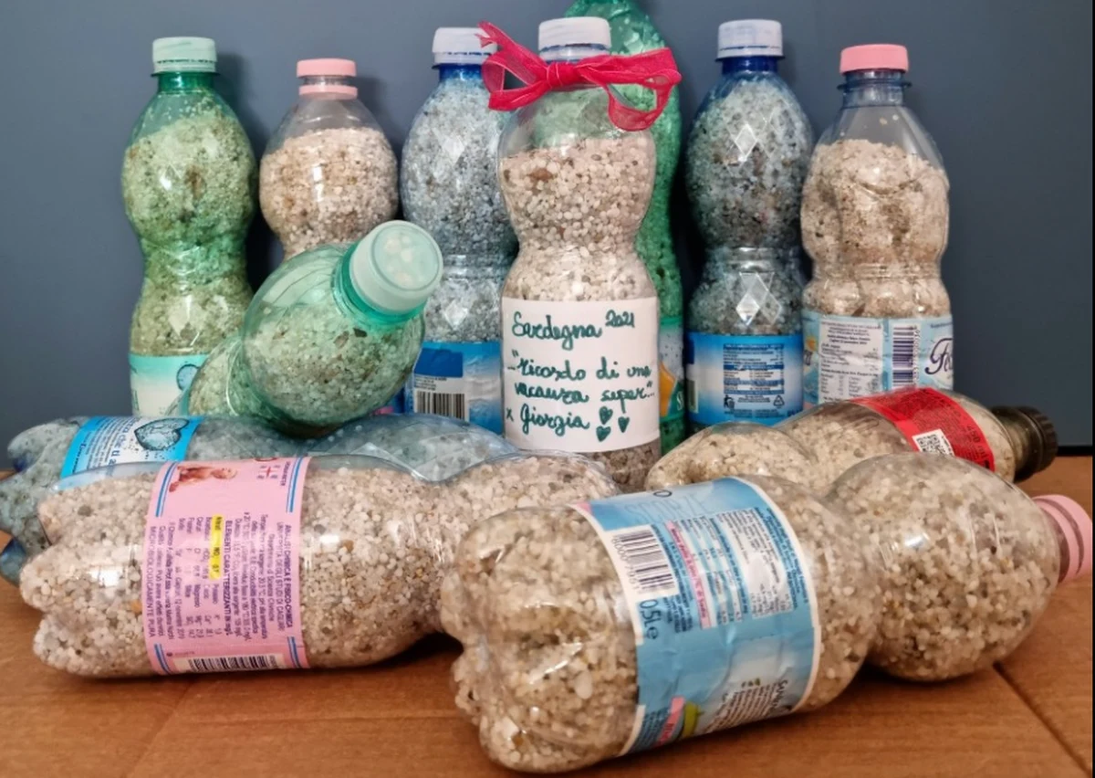 Na Sardynii nie pomagają ostrzeżenia, surowe kary i kampania informacyjna; nadal turyści wywożą kilogramy piasku, kamyków i muszelek z tamtejszych plaż. Jest to traktowane jako kradzież i karane grzywnami w wysokości od 500 do 3000 euro.