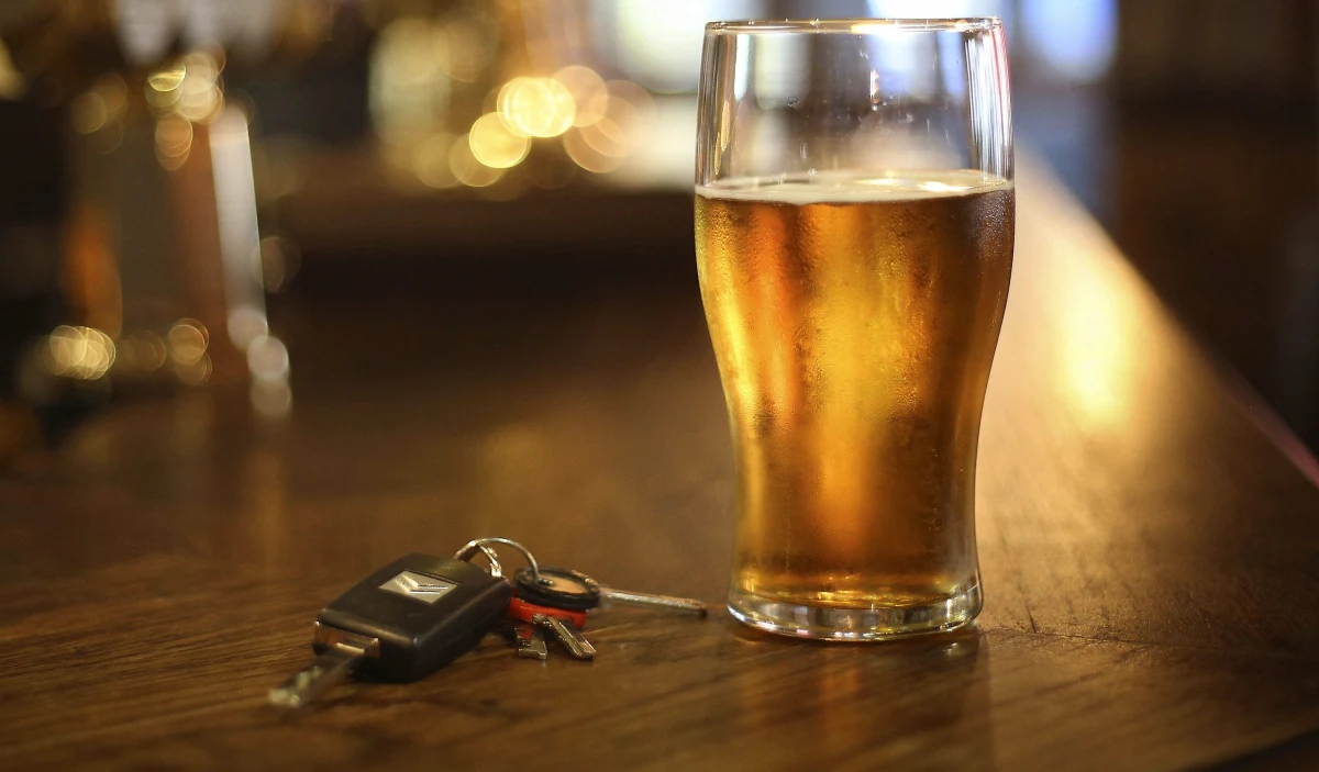 Kompletnie pijana 25-latka przewoziła samochodem trójkę dzieci i równie pijanego sąsiada. Kiedy kobieta zatrzymała się przed sklepem w jednej z miejscowości w powiecie ostrołęckim na Mazowszu, dalszą jazdę uniemożliwiła jej para młodych ludzi. 