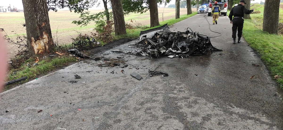 Ustalono tożsamość ofiar tragicznego wypadku na Warmii i Mazurach. W piątek na trasie z Mikołajek do Giżycka porsche carrera uderzyło w przydrożne drzewa, a następnie stanęło w płomieniach. "Fakt" pisze, że samochodem podróżowało dwóch lokalnych biznesmenów.