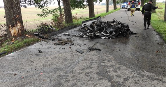 Ustalono tożsamość ofiar tragicznego wypadku na Warmii i Mazurach. W piątek na trasie z Mikołajek do Giżycka porsche carrera uderzyło w przydrożne drzewa, a następnie stanęło w płomieniach. "Fakt" pisze, że samochodem podróżowało dwóch lokalnych biznesmenów.