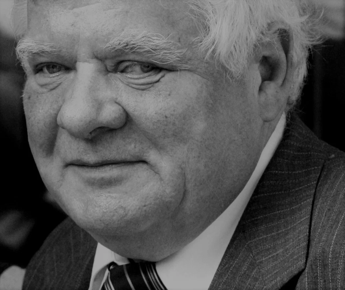 Nie żyje Tomasz Knapik. Jeden z najbardziej znanych polskich lektorów filmowych, radiowych i telewizyjnych w przyszły czwartek skończyłby 78 lat. O jego śmierci poinformował na Facebooku jego syn, dziennikarz Maciej Knapik. 