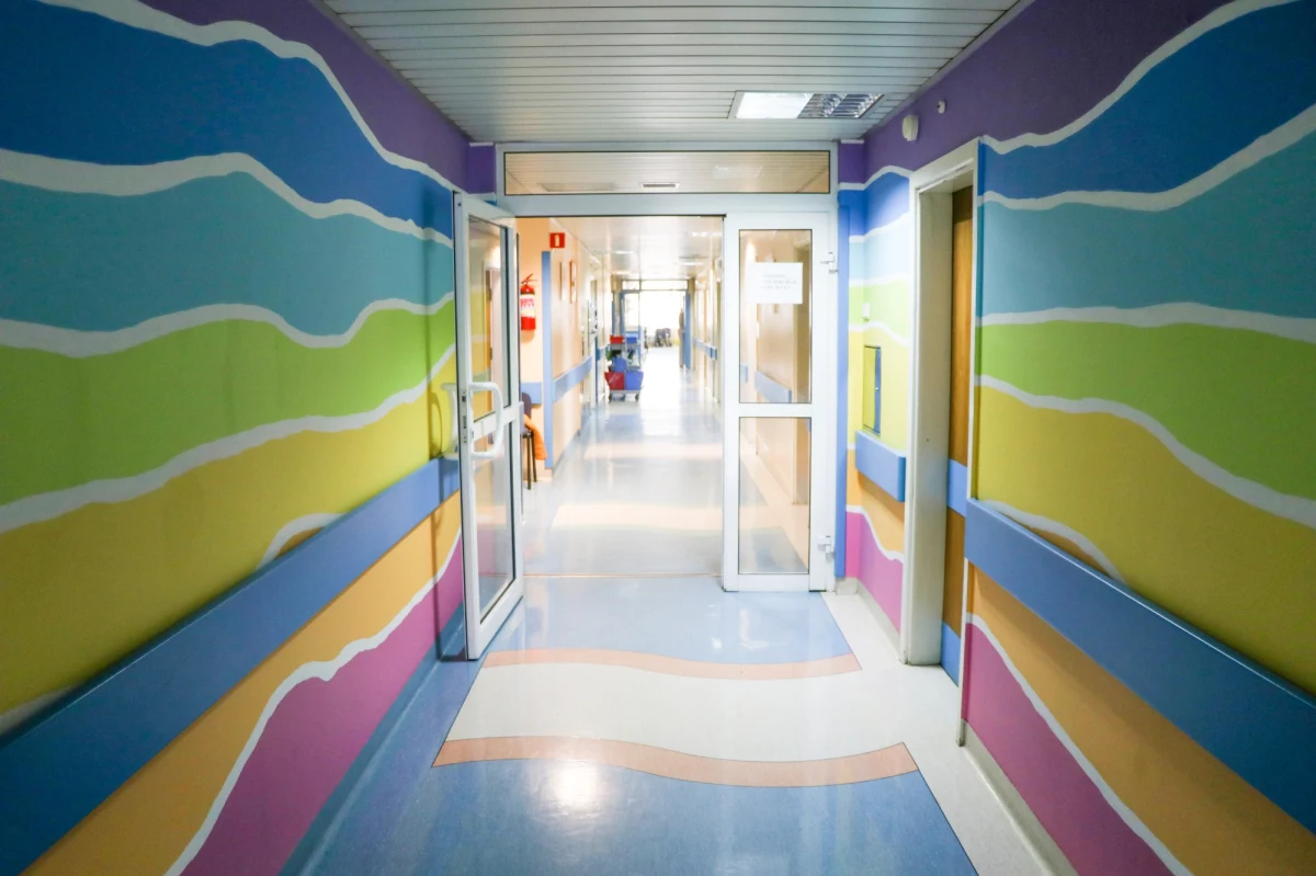 11-letnia dziewczynka z Nowej Dęby na Podkarpaciu trafiła do szpitala z podejrzeniem zatrucia tlenkiem węgla. Nastolatka zasłabła podczas kąpieli pod prysznicem. Z uwagi na podwyższone stężenie tlenku węgla z bloku, w którym mieszkała ewakuowano w sumie 14 osób. 