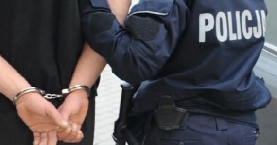 ​Starogardzcy policjanci zatrzymali 41-latka ściganego dwoma listami gończymi. Mężczyzna był poszukiwany przez gdański sąd w celu odbycia łącznej kary 6 lat więzienia za popełnione wcześniej przestępstwa. 41-latek wylegitymował się funkcjonariuszom cudzym dokumentem.