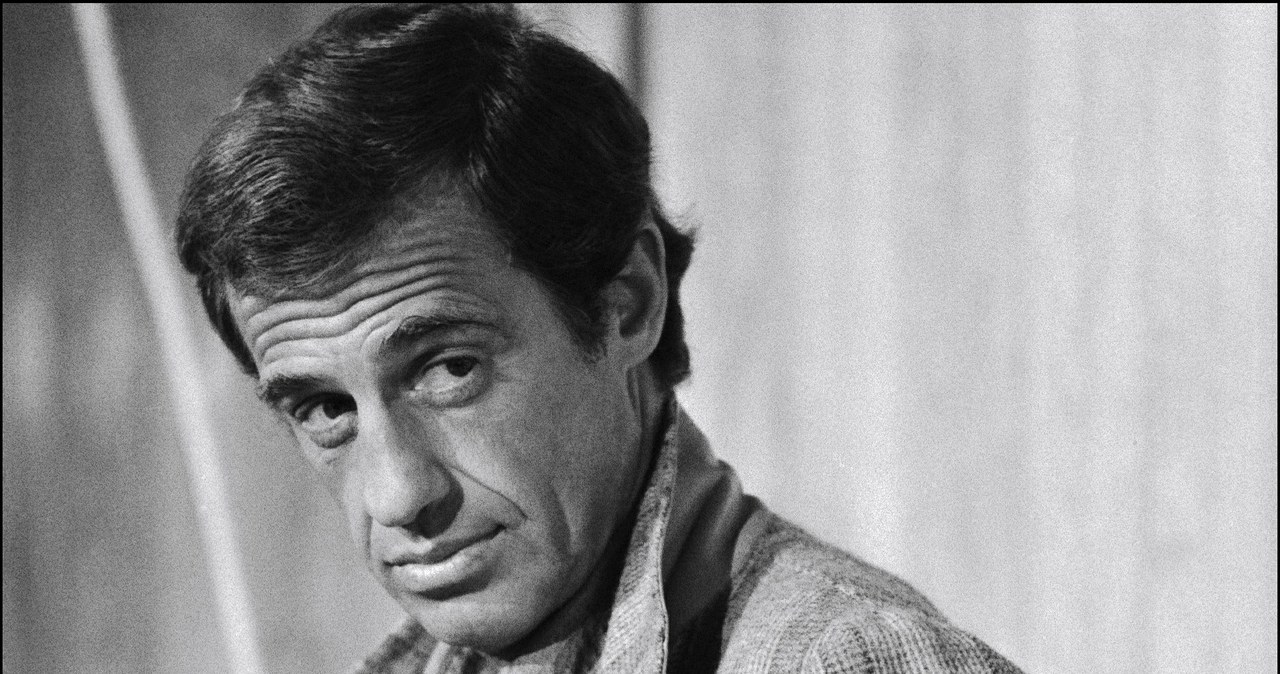 Jean-Paul Belmondo nie żyje. Pewna siebie mina, papieros w kąciku ust, niedbały strój, ręce w kieszeniach. Takim znał go i kochał cały świat. Aktor zmarł 6 września. W sierpniu tego roku francuski gwiazdor przeszedł udar mózgu.