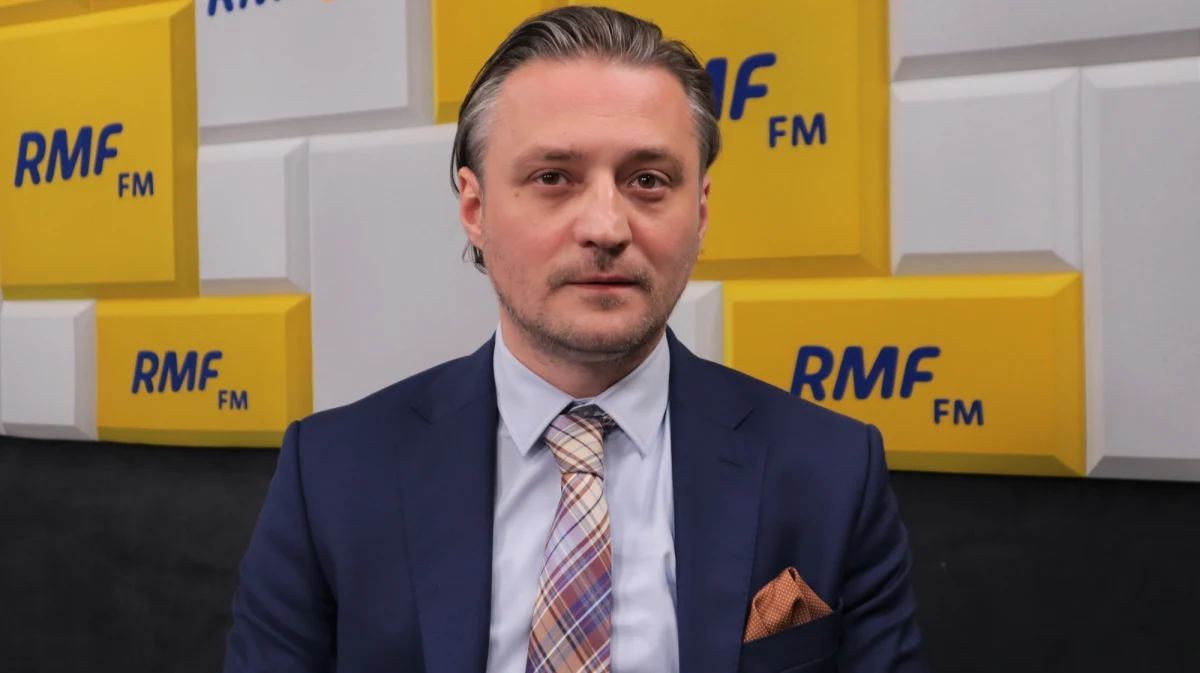 "Stan wyjątkowy daje pewien komfort pracy służb mundurowych" - tak wiceszef MSWiA Bartosz Grodecki uzasadniał w Popołudniowej rozmowie w RMF FM decyzję o wprowadzeniu stanu wyjątkowego. "Głównie chodzi o oczyszczenie tego pasa z osób, które nie są uprawnione do przebywania w tym pasie" - mówił gość Bianki Mikołajewskiej.