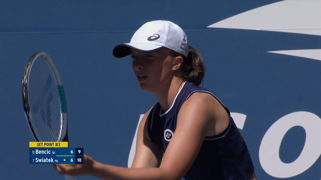 Pierwszy set tego meczu przejdzie do historii tegorocznego turnieju US Open. Trwał 84 minuty. Iga Świątek i Belinda Bencic nie wykorzystały czterech piłek setowych. W końcu lepsza okazała się Szwajcarka. Mistrzyni olimpijska z Tokio wygrała cały mecz 7:6 (12), 3:6 i awansowała do ćwierćfinału.