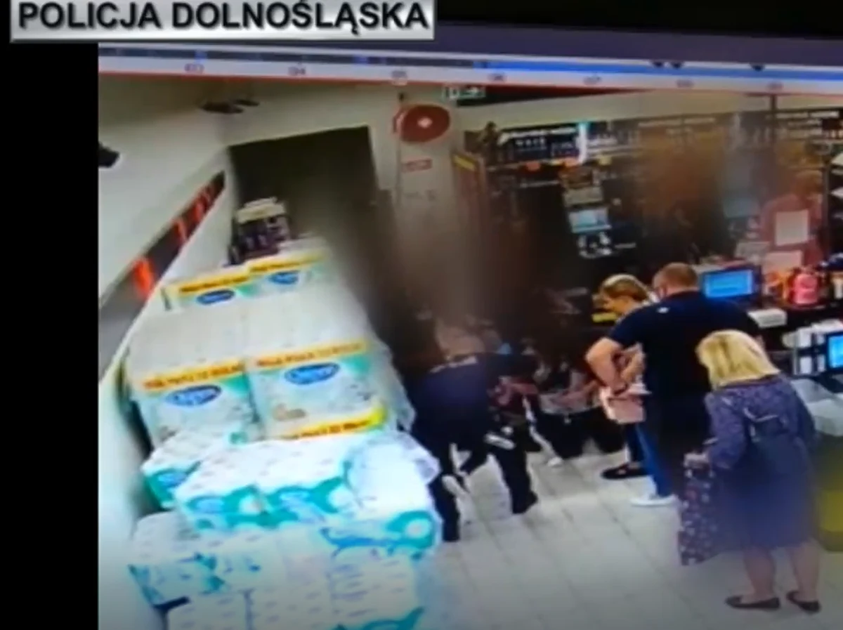 Dramatyczne chwile zarejestrowała kamera monitoringu w jednym ze sklepów w Głogowie na Dolnym Śląsku. 4-latek, który był z mamą na zakupach, zadławił się lizakiem. Sytuacja wyglądała bardzo groźnie, twarz dziecka była sina, nie mogło oddychać. Dziecku na pomoc, poza matką, rzucili się klienci i obsługa sklepu. Ostatecznie chłopca uratował policjant, którego wcześniej wezwano do sklepu z powodu kradzieży. 