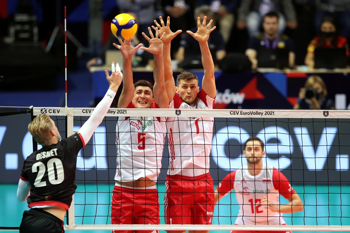 Cztery mecze, cztery zwycięstwa - tak wygląda bilans siatkarskiej reprezentacji Polski po wygranej z Belgią 3:0 w mistrzostwach Europy. Kibice mogą być szczególnie zadowoleni z tego, co działo się w końcówce trzeciego seta. Biało-czerwoni zdominowali rywali dzięki mocnym serwisom Łukasza Kaczmarka i postawie Wilfredo Leona w bloku, na zagrywce i w ataku. Na zakończenie fazy grupowej, w środę, Polacy zagrają z Ukrainą.