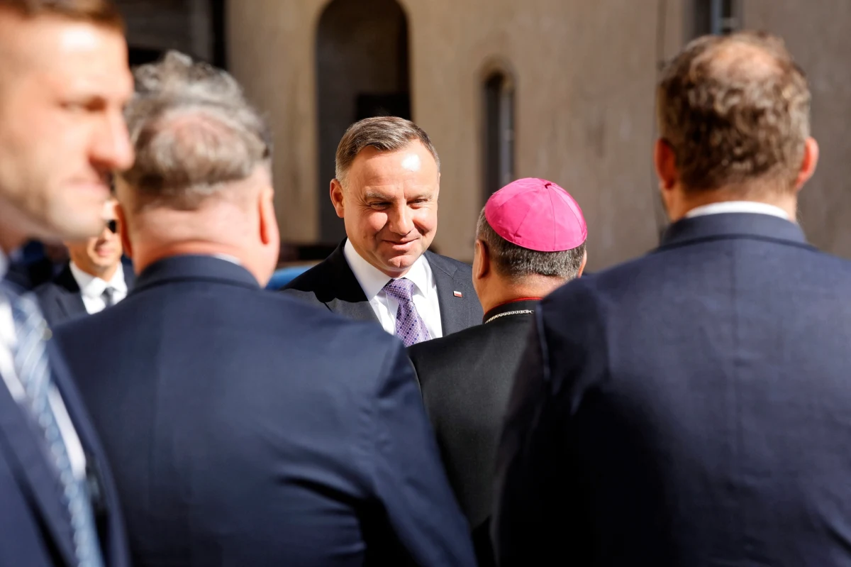 „Gdzie jest prezydent?” – pytali posłowie opozycji w czasie sejmowej debaty nad prezydenckim rozporządzeniem o wprowadzeniu stanu wyjątkowego przy granicy polsko-białoruskiej. Andrzej Duda na posiedzeniu się nie pojawił. „Z jednej strony państwo mówicie, że jesteśmy właściwie w stanie wojny, a z drugiej strony głowa państwa nawet nie chce ogłosić stanu wyjątkowego, tylko wysyła swojego rzecznika. A dzisiaj miejsce (prezydenta) jest puste” – komentował Bartłomiej Sienkiewicz z Koalicji Obywatelskiej.