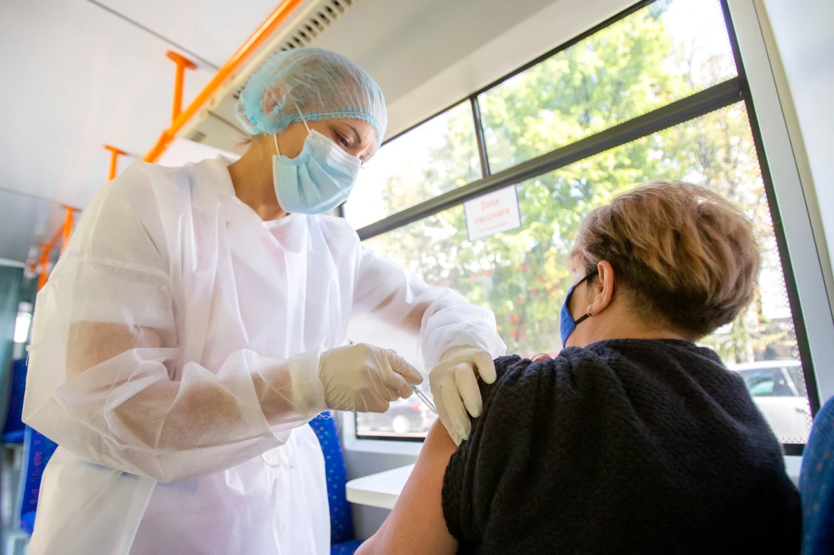 188 osób w Polsce przyjęło do tej pory trzecią dawkę szczepionki przeciw Covid-19. Te informacje nasz reporter uzyskał w Ministerstwie Zdrowia. Dodatkowa dawka podawana jest od początku września. Przeznaczona jest dla pacjentów z obniżoną odpornością. 