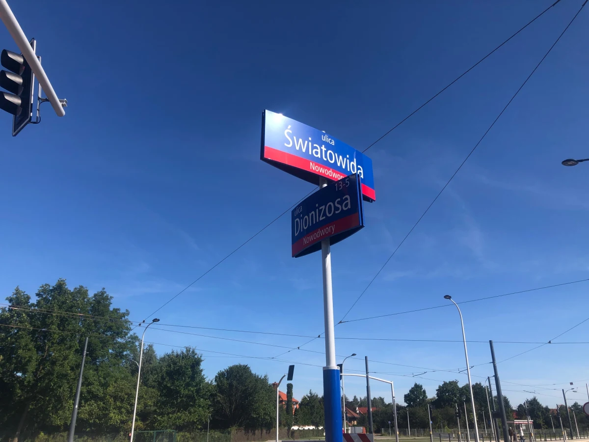 Łatwiejszy dojazd do metra i centrum stolicy od weekendu mają mieszkańcy osiedla Winnica na warszawskiej Białołęce. Chodzi w sumie o kilkanaście tysięcy osób. Do ich osiedla od weekendu można dojechać tramwajem po nowo zbudowanych torach.