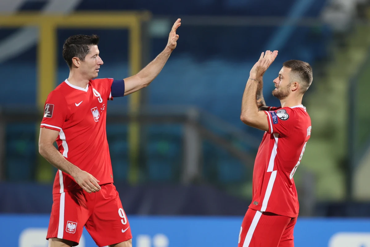 Były reprezentant Polski Jacek Bąk przed meczem z Anglią w eliminacjach mistrzostw świata powiedział, że najważniejsze, aby zespół selekcjonera Paulo Sousy tego spotkania nie przegrał. „Super byłoby zdobyć trzy punkty, ale remis biorę w ciemno” – dodał.