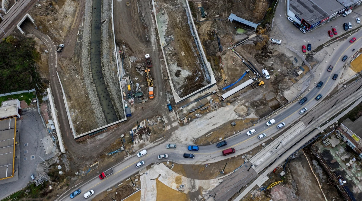 ​Wykonawca budowy Trasy Łagiewnickiej w Krakowie wystąpił po raz kolejny o przedłużenie terminu przeprowadzenia prac. Roboty miały potrwać do końca 2021 roku, ale zostaną wydłużone o pół roku.