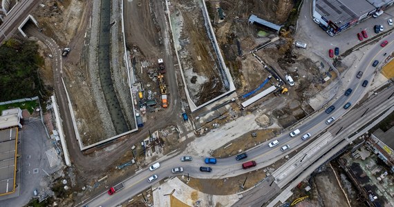 ​Wykonawca budowy Trasy Łagiewnickiej w Krakowie wystąpił po raz kolejny o przedłużenie terminu przeprowadzenia prac. Roboty miały potrwać do końca 2021 roku, ale zostaną wydłużone o pół roku.
