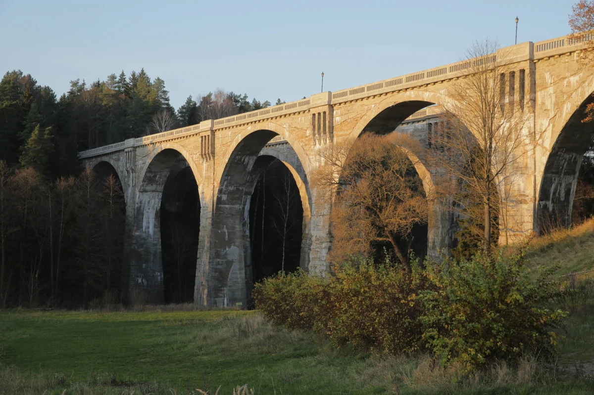 W ubiegłym tygodniu ujawniliśmy, że na liście punktów edukacyjnych polecanych na wycieczki szkolne w programie resortu oświaty "Poznaj Polskę" znajdują się błędy merytoryczne. Po nagłośnieniu tej sprawy listę usunięto. Nowy wykaz trafił już na rządową stronę, ale wciąż zawiera błędy.