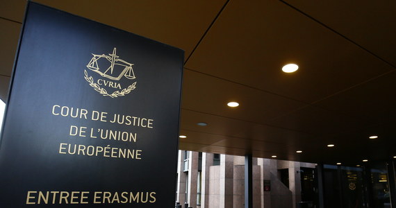 Komisja Europejska wnosi do Trybunału Sprawiedliwości Unii Europejskiej o kary finansowe dla Polski za niewykonanie postanowienia wiceprezes unijnego trybunału o natychmiastowym zamrożeniu działania Izby Dyscyplinarnej Sądu Najwyższego (z 14 lipca). Bruksela wszczyna także postępowanie w związku z niewykonaniem przez polskie władze wyroku TSUE z 15 lipca. "Orzeczenia Trybunału Sprawiedliwości muszą być przestrzegane w całej Unii Europejskiej. Jesteśmy gotowi do współpracy z polskimi władzami, aby znaleźć wyjście z tego kryzysu" - zaznaczyła wiceszefowa Komisji Europejskiej Vera Jourova.