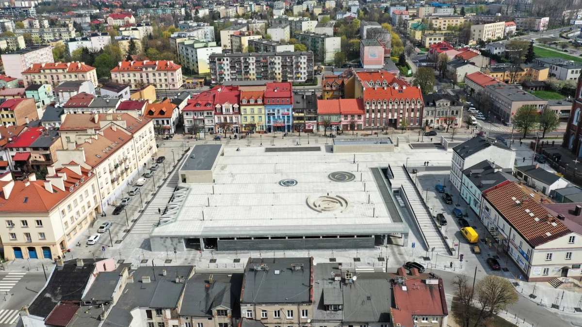 Ministerstwo Kultury, Dziedzictwa Narodowego i Sportu poinformowało o nowych wytycznych dla konserwatorów zabytków, które mają pomóc w zachowaniu zieleni w miastach. Wynika z nich, że konserwatorzy nie pozwolą na inwestycje, które zakładają wycinkę starodrzewia i usuwanie zieleni w celu utwardzania betonem placów na obszarach zabytkowych.