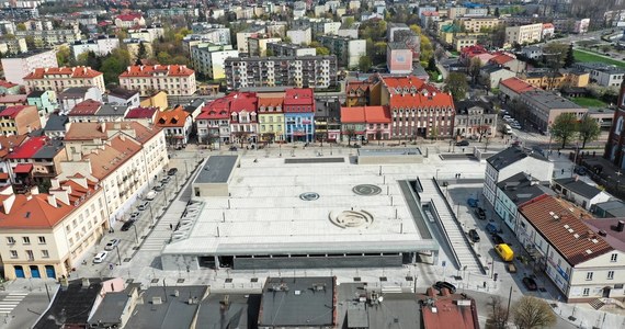 Ministerstwo Kultury, Dziedzictwa Narodowego i Sportu poinformowało o nowych wytycznych dla konserwatorów zabytków, które mają pomóc w zachowaniu zieleni w miastach. Wynika z nich, że konserwatorzy nie pozwolą na inwestycje, które zakładają wycinkę starodrzewia i usuwanie zieleni w celu utwardzania betonem placów na obszarach zabytkowych.