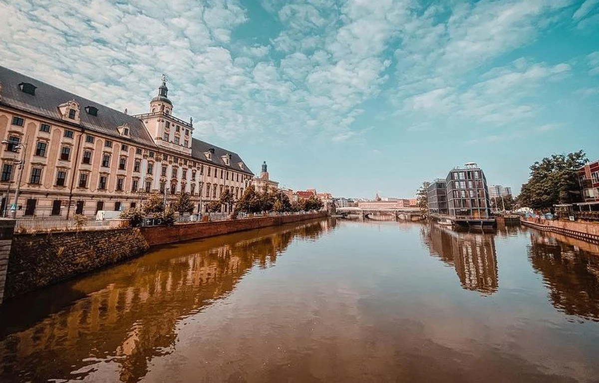 Na studia prowadzone w języku angielskim zarejestrowała się rekordowa liczba blisko 2,2 tys. kandydatów. To dwukrotnie więcej niż w latach poprzednich.