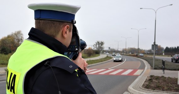 34-letni kierowca bmw nie zatrzymał się do kontroli i uciekał przed funkcjonariuszami drogówki w okolicy Słupska na Pomorzu. Został zatrzymany po pościgu. Wówczas okazało się, że miał 2,5 promila alkoholu w organizmie i był pod wpływem marihuany. 