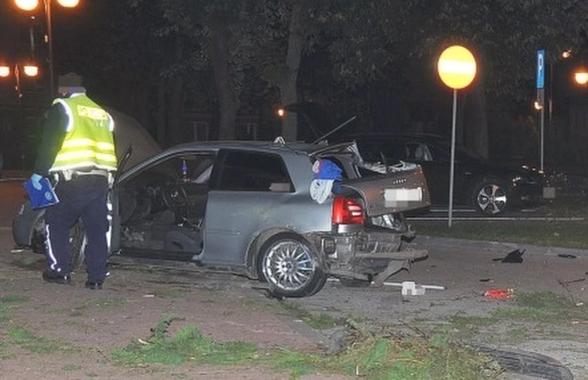 ​Groźny wypadek w Annopolu w powiecie kraśnickim. 19-letni kierowca stracił panowanie nad pojazdem i uderzył w latarnię. Razem z pasażerką wypadli z samochodu.