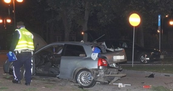 ​Groźny wypadek w Annopolu w powiecie kraśnickim. 19-letni kierowca stracił panowanie nad pojazdem i uderzył w latarnię. Razem z pasażerką wypadli z samochodu.