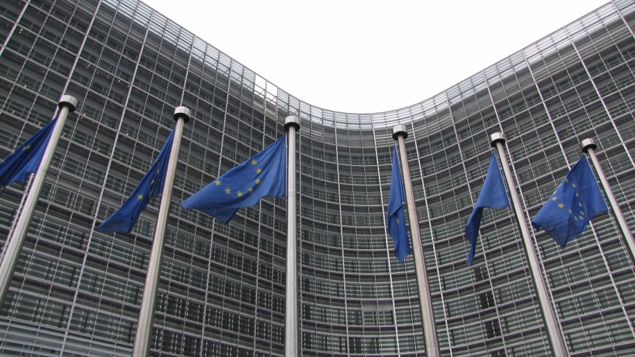 "Akt agresji", "bezprawny atak". Pierwsze komentarze do decyzji KE