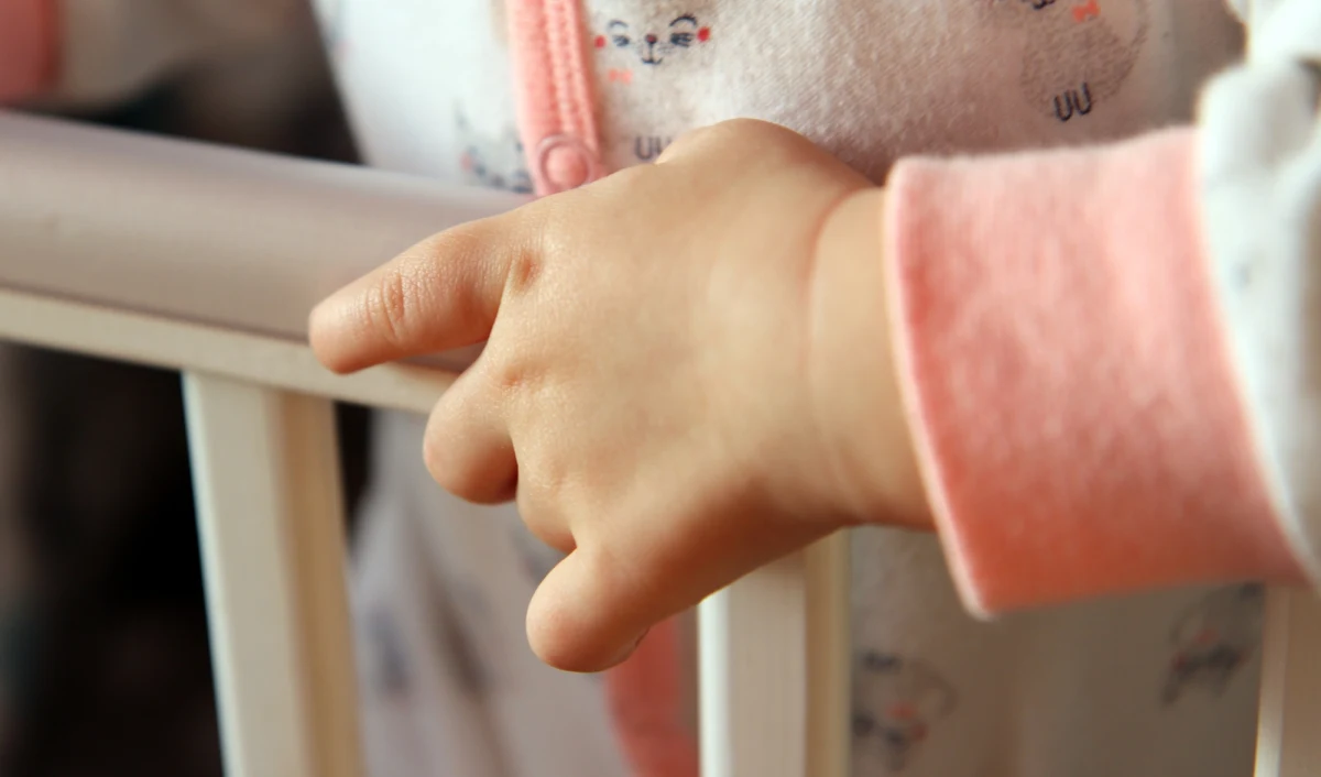 Około promila alkoholu w organizmie miała 31-letnia kobieta, która w jednym z mieszkań w Tarnobrzegu na Podkarpaciu opiekowała się dwójką dzieci. Policjanci przekazali dziewczynki, w wieku 2 i 8 lat, pod opiekę bliskiej rodziny. Kobieta będzie teraz odpowiadać przed sądem. 