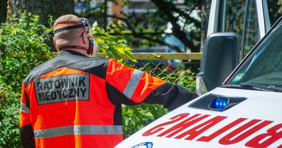 Od października ma obowiązywać nowa wycena pracy tzw. dobokaretek. Ma ona wynosić nawet 1400 złotych więcej niż dotychczas. Według ministra Adama Niedzielskiego, to pozwoli objąć podwyżkami wynagrodzeń blisko połowę ratowników medycznych w systemie. Ci w rozmowie z RMF FM wytykają resortowi, że nie ma regulacji, które zmuszą szefów stacji do przekazania tych pieniędzy właśnie im. 