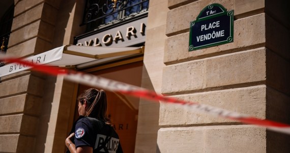 Kilku uzbrojonych sprawców około południa napadło na sklep z biżuterią przy Place Vendome w Paryżu. Doszło do strzelaniny, policja zatrzymała dwóch podejrzanych.