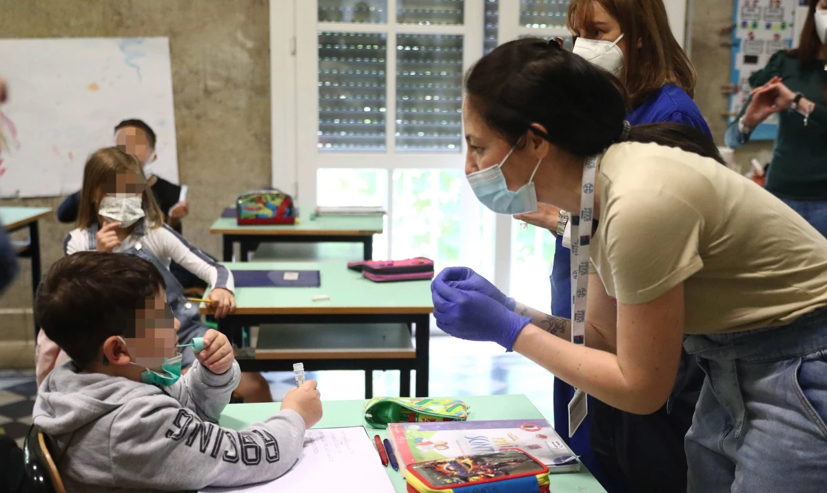 Rozważamy ten temat – powiedział minister zdrowia Adam Niedzielski pytany o możliwość wykonywania w szkołach testów na koronawirusa. Jednocześnie zastrzegł, że testowanie szybkimi testami antygenowymi ma sens, o ile jest wykonywane regularnie.