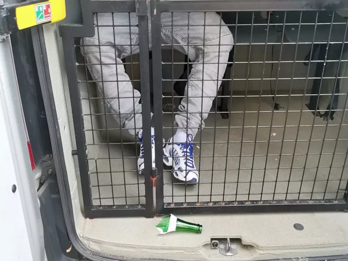 ​Groźna sytuacja na warszawskim Grochowie. Pijany mężczyzna wymachiwał rozbitą butelką i wygrażał ludziom. Został zatrzymany.