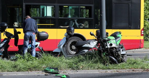 31-letni motocyklista zginął na miejscu w wyniku potrącenia przez samochód osobowy. Do tragicznego wypadku doszło na skrzyżowaniu al. Palki i ul. Pankiewicza w Łodzi.