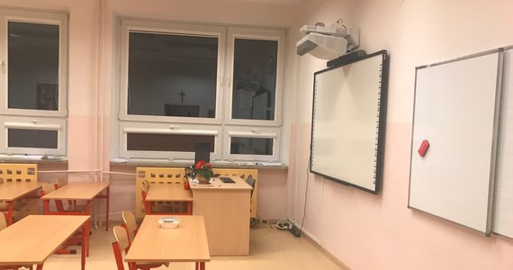 W pięciu szkołach w Wielkopolsce potwierdzono zakażenia koronawirusem - powiedziała PAP Magdalena Miczek z Kuratorium Oświaty w Poznaniu. Zakażenia potwierdzono w placówkach w Poznaniu oraz w powiatach śremskim i międzychodzkim. 